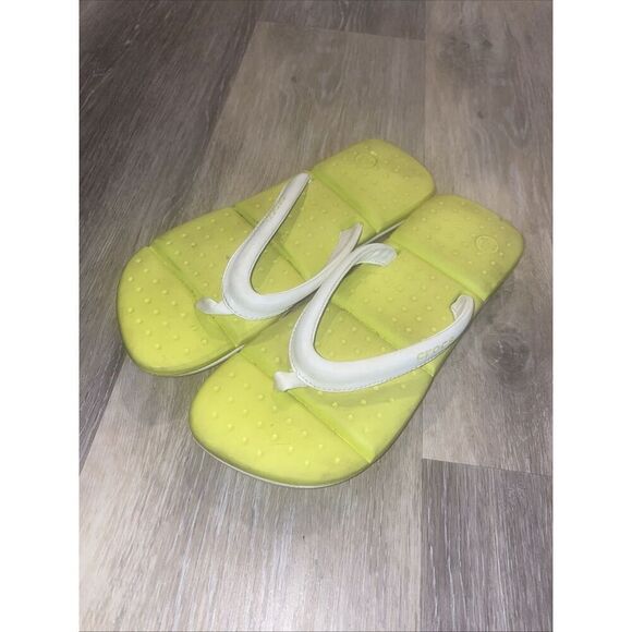 Crocs  Lime Green square toe Rubber Open Toe thong Japanese style Sandal Size 7 - Picture 1 of 8